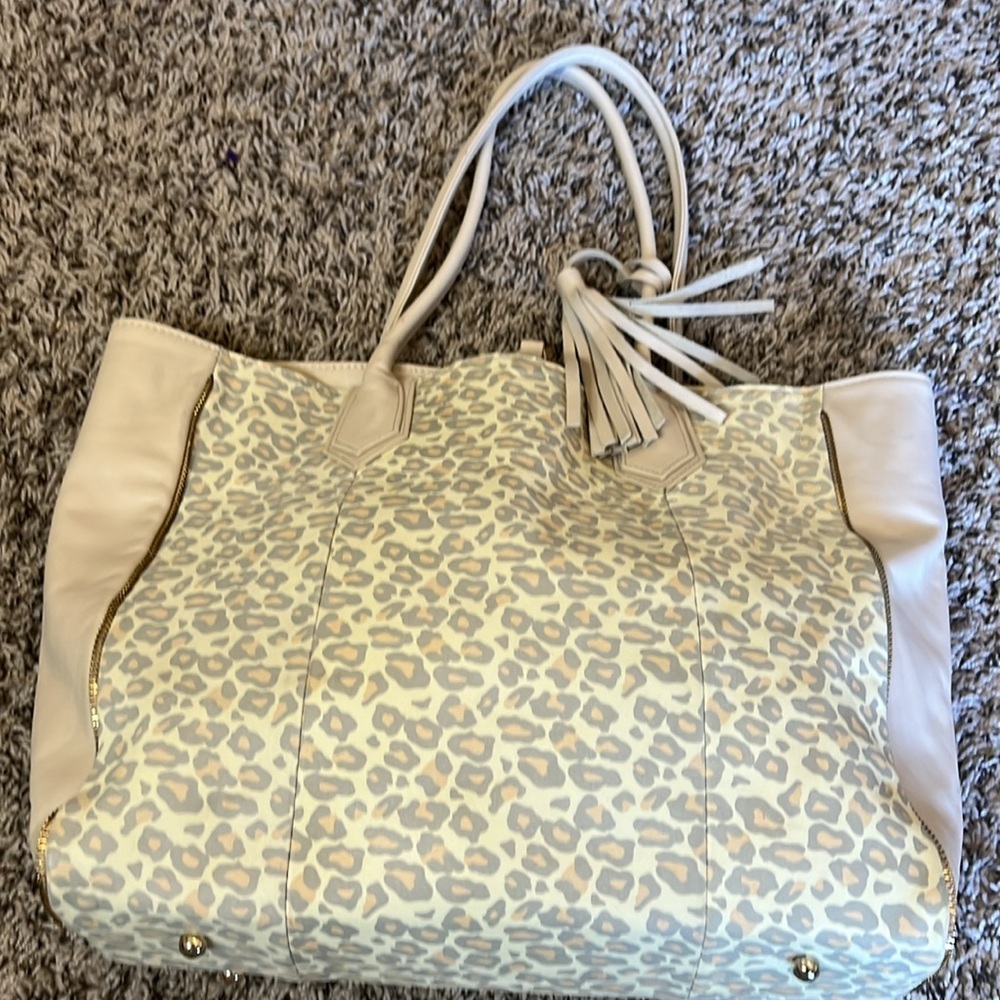 LAUREN MERKIN
Reese Toffee High Gloss Leather
Zipper Trim Tote‎ Made In U… - Picture 14 of 14